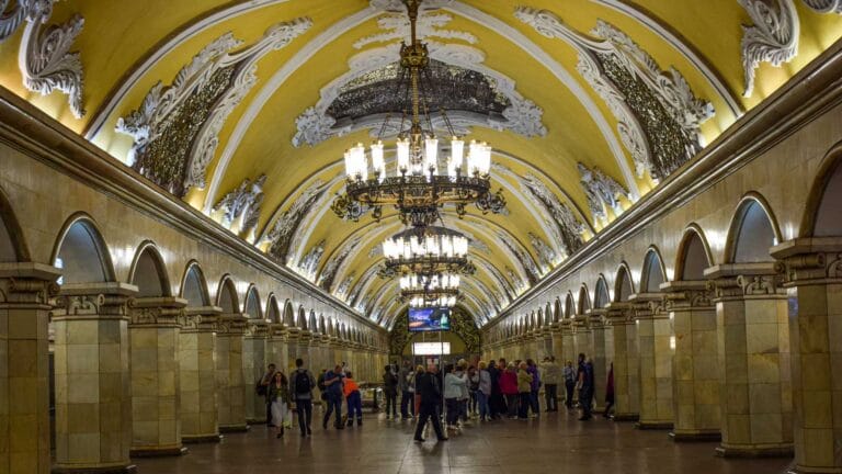 moskovksi metro, koliko košta karta za metro, staljin, moskovska arhitektura, koje stanice obići, tura za Moskvu