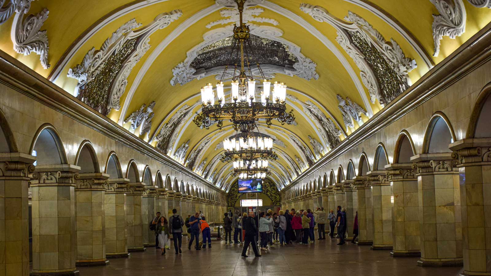 moskovksi metro, koliko ko&scaron;ta karta za metro, staljin, moskovska arhitektura, koje stanice obići, tura za Moskvu