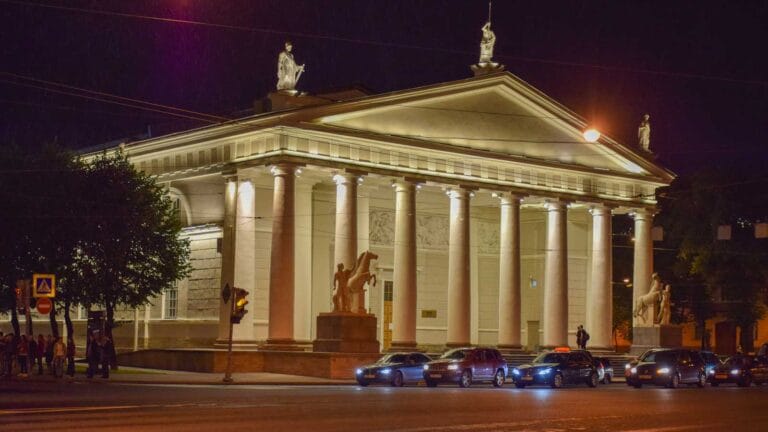 manjež, znamenitosti sankt peterburga